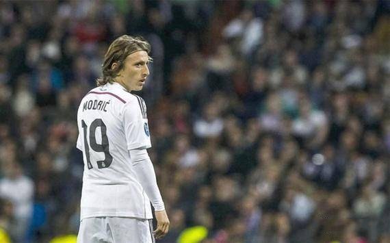 手感火热！小巴里·布朗首节3记三分球轰下11分1板1助1断