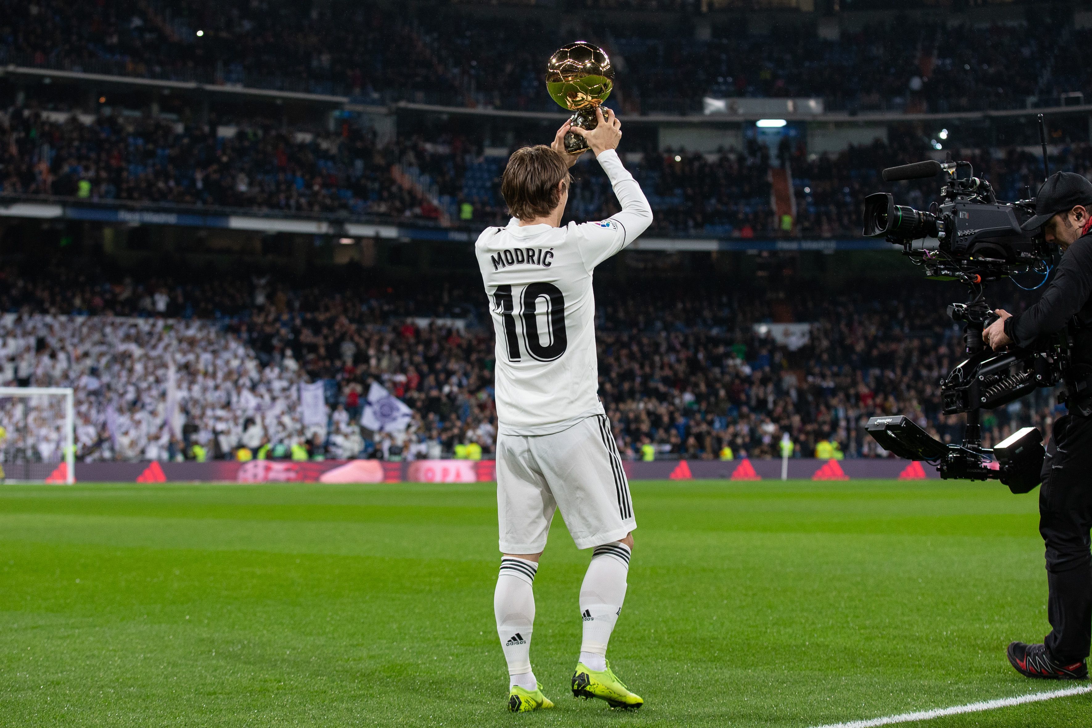 足球国足公开训练吸引千名球迷现场加油