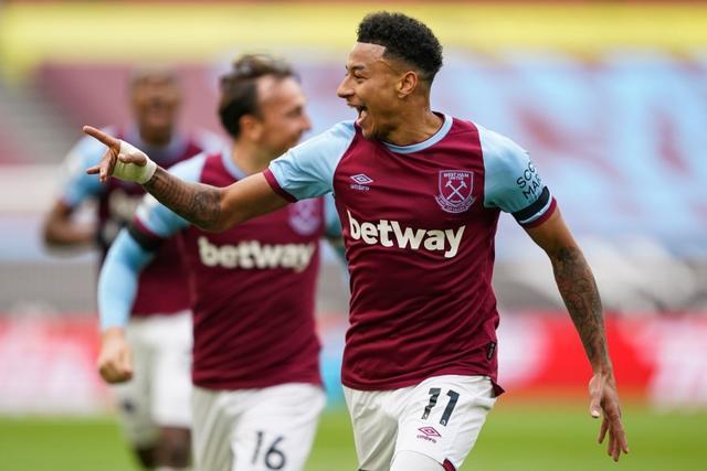 随迈阿密国际夺冠，德保罗赛后剪下主场球网留念