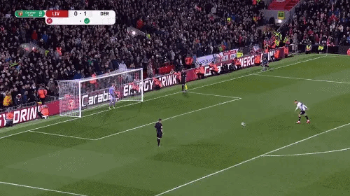 中场核心连续突破防守制造射门机会