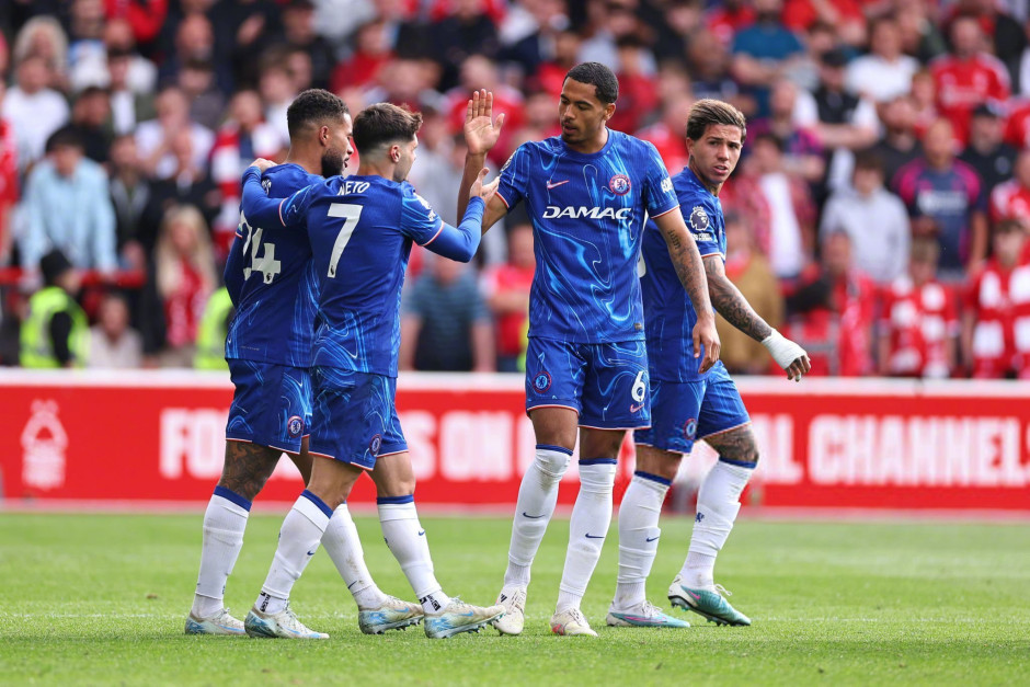 火药味！陶汉林垫脚纪卓违体犯规引刘维伟暴怒 冲到球场内质疑裁判吃T